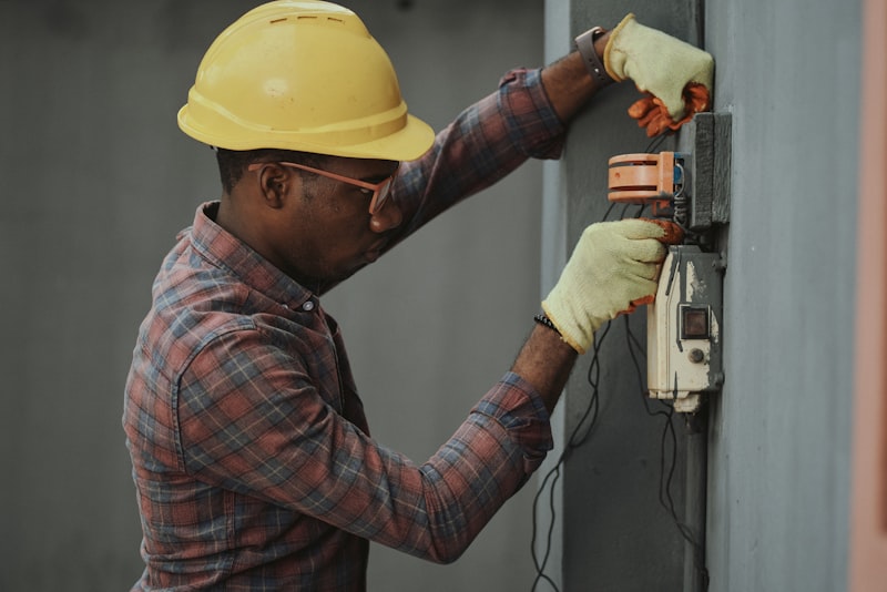 Técnico experto reparando electrodomésticos Whirlpool a domicilio